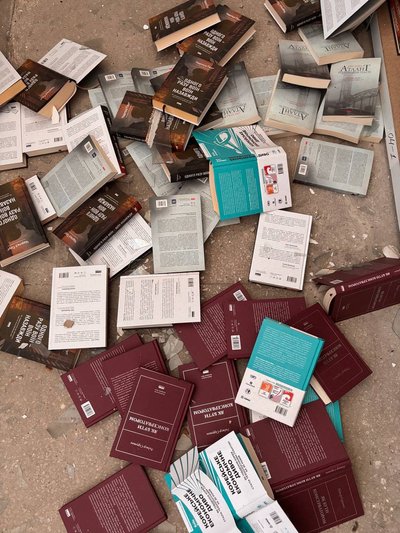Унаслідок удару Росії по Києву 4 липня постраждали книжки на складі "Наш формат" Унаслідок удару Росії по Києву 4 липня постраждали книжки на складі "Наш формат"