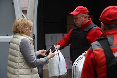 "Від вибуху заклинило двері". Очевидці про обстріли багатоповерхівок у Корабельному районі Херсона "Від вибуху заклинило двері". Очевидці про обстріли багатоповерхівок у Корабельному районі Херсона