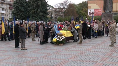 У Рівному попрощались з військовим Сергієм Нестерчуком У Рівному попрощались з військовим Сергієм Нестерчуком