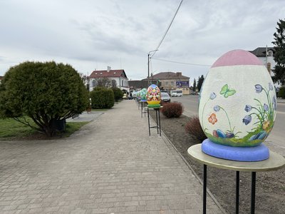 "Одна краща іншої": на алеї в центрі Дубна на Рівненщині встановили 16 писанок
