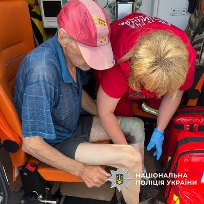 Поранений у Вовчанських Хуторах літній чоловік, якого евакуювали та передали медикам на третій день після російського удару Поранений у Вовчанських Хуторах літній чоловік, якого евакуювали та передали медикам на третій день після російського удару