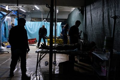 Медики Першого окремого медичного батальйону приймають приймають легкотравмованих військових у стабпункті на Донеччині Медики Першого окремого медичного батальйону приймають приймають легкотравмованих військових у стабпункті на Донеччині