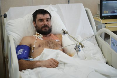 Вдома чекають 8 дітей. На Дінпропетровщині лікують військового Олександра, який пережив влучання FPV-дрона Вдома чекають 8 дітей. На Дінпропетровщині лікують військового Олександра, який пережив влучання FPV-дрона