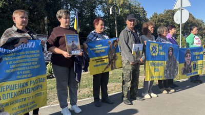 «Ми будемо чекати»: у громаді на Вінниччині провели акцію на підтримку родин військових «Ми будемо чекати»: у громаді на Вінниччині провели акцію на підтримку родин військових