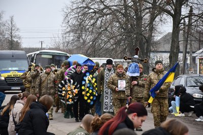 На Кіровоградщині попрощалися з полеглим військовим Сергієм Геращенком На Кіровоградщині попрощалися з полеглим військовим Сергієм Геращенком