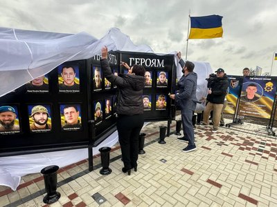 На Одещині відкрили меморіальну стелу пам'яті загиблих захисників