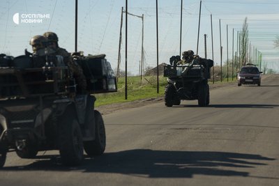 Українські військові їдуть на квадроциклах під антидроновими сіткам на Дніпропетровщині, квітень 2026 року Українські військові їдуть на квадроциклах під антидроновими сіткам на Дніпропетровщині, квітень 2026 року