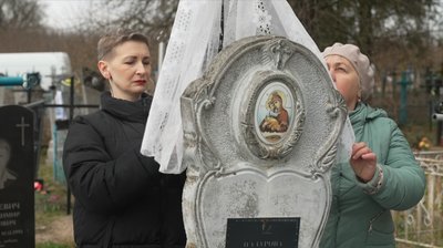 Як прикрашають могильні хрести на Рівненському Поліссі