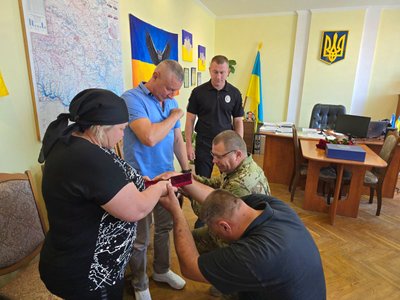 На Вінниччині батькам загиблого Олег Гилюка передали його посмертну нагороду На Вінниччині батькам загиблого Олег Гилюка передали його посмертну нагороду