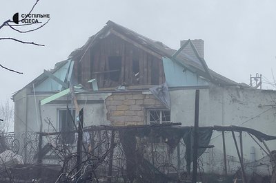 Вибило вікна, згорнулися в гармошку двері: фото наслідків нічної атаки БпЛА на Одесу Вибило вікна, згорнулися в гармошку двері: фото наслідків нічної атаки БпЛА на Одесу