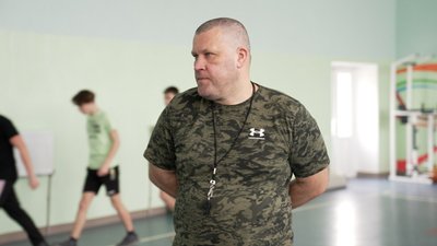 З фронту – до школи. Ветеран війни з протезом викладає фізкультуру в ліцеї на Вінниччині З фронту – до школи. Ветеран війни з протезом викладає фізкультуру в ліцеї на Вінниччині
