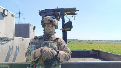 У Полтаві волонтери передали прожектори мобільній вогневій групі ППО, аби збивати БпЛА У Полтаві волонтери передали прожектори мобільній вогневій групі ППО, аби збивати БпЛА