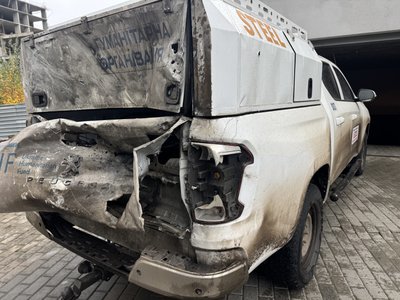 «Сховалися, щоб уникнути повторного удару». Волонтери з Дніпра потрапили під атаку FPV-дрона під час евакуаційної місії «Сховалися, щоб уникнути повторного удару». Волонтери з Дніпра потрапили під атаку FPV-дрона під час евакуаційної місії