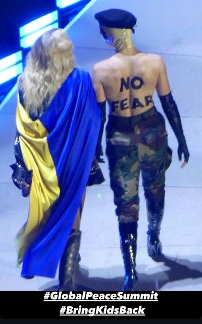 Співачка Мадонна підтримала Саміт миру у Швейцарії і закликала захистити від РФ українських дітей Співачка Мадонна підтримала Саміт миру у Швейцарії і закликала захистити від РФ українських дітей