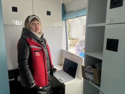 "Аптека на колесах": як жителі сіл правобережної Херсонщини отримують потрібні ліки "Аптека на колесах": як жителі сіл правобережної Херсонщини отримують потрібні ліки
