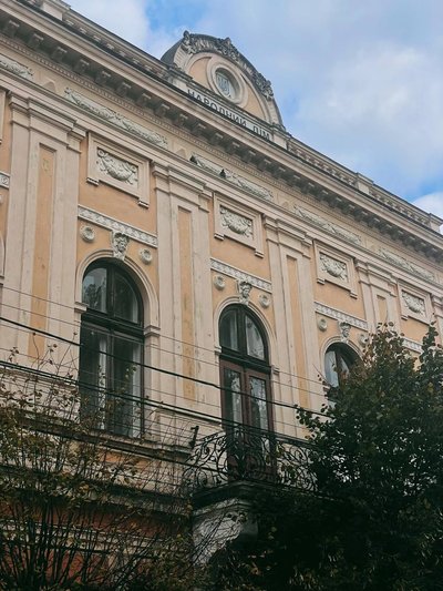 Театри, будинки письменників та церкви: підбірка українських пам'яток мультикультурних Чернівців