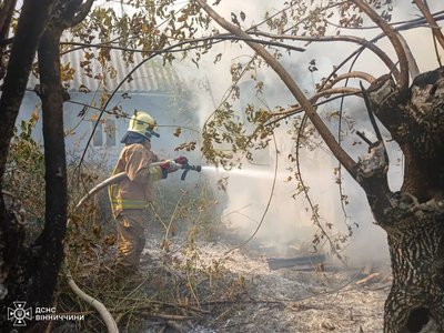 Вінницьці рятувальники загасили 40 пожеж за добу Вінницьці рятувальники загасили 40 пожеж за добу