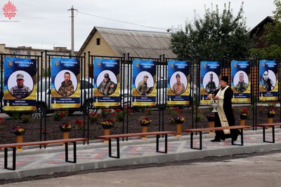 На Вінниччині відкрили Алею Слави на честь загиблих оборонців На Вінниччині відкрили Алею Слави на честь загиблих оборонців