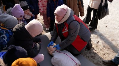 У Чернігові рятувальники показали дітям, як рятувати людей на кризі У Чернігові рятувальники показали дітям, як рятувати людей на кризі