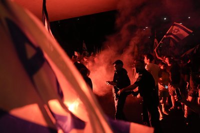 Десятки тисяч ізраїльтян вийшли на протести щодо припинення вогню в Секторі Гази Десятки тисяч ізраїльтян вийшли на протести щодо припинення вогню в Секторі Гази