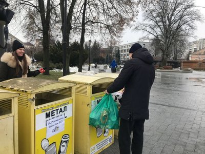 В Житомирі розпочинають збір металевих банок і картону для окопних свічок В Житомирі розпочинають збір металевих банок і картону для окопних свічок