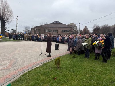 У селищі Цукровиків на Хмельниччині відкрили стелу пам’яті: "Герої не вмирають, просто поруч йти перестають"