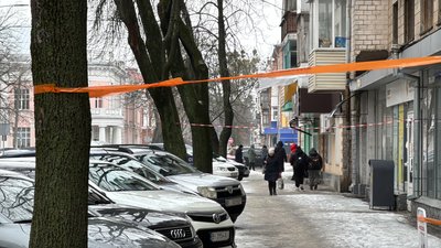 Чи очищають у Полтаві дахи будинків від бурульок? Чи очищають у Полтаві дахи будинків від бурульок?