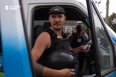 Волонтер благодійного фонду "Схід SOS" Роман допомагає виїхати місцевим жителькам з прифронтової Межової на Дніпропетровщині, 17 липня 2025 року
