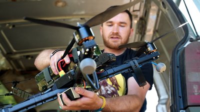 Пілот 117 окремої важкої механізованої бригади Павло тримає дрон "Королеву Шершнів" Донецька область