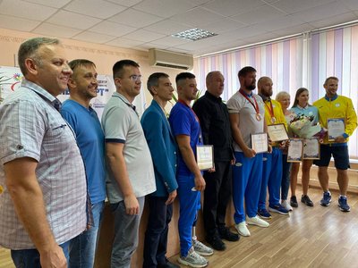 "Довів собі, що я можу брати золото": у Черкасах паралімпійцям вручили премії