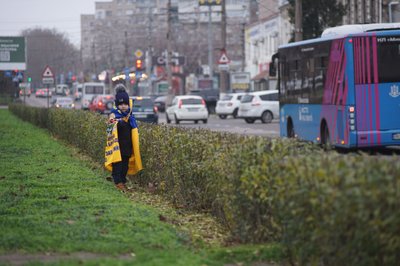 Дитина на акції-нагадуванні про полонених та зниклих безвісти у Миколаєві Дитина на акції-нагадуванні про полонених та зниклих безвісти у Миколаєві