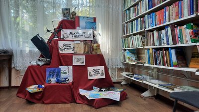 Пошкоджені вогнем і шрапнеллю книжки: у Кропивницькому відкрили виставку «Між війною і надією» Пошкоджені вогнем і шрапнеллю книжки: у Кропивницькому відкрили виставку «Між війною і надією»