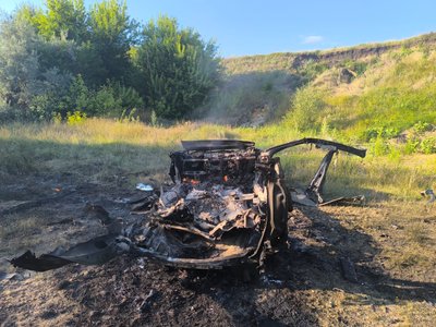 Авто, яке згоріло через російську атаку у Золочеві Авто, яке згоріло через російську атаку у Золочеві