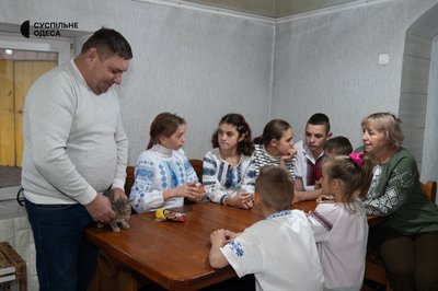 "Зараз у нас 11 дітей": на Одещині подружжя створило дитячий будинок сімейного типу