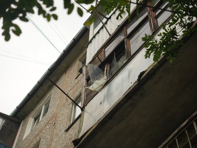 “Взяла пляшки й почала гасити”: безпілотник армії РФ влучив у “хрущовку” у Сумах “Взяла пляшки й почала гасити”: безпілотник армії РФ влучив у “хрущовку” у Сумах
