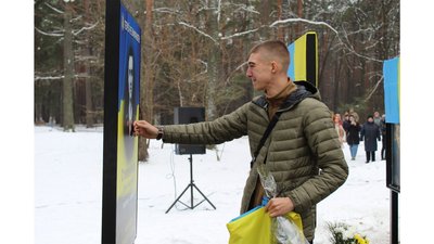 Загиблі військові: у селищі на Черінівгщині відкрили Алею Слави Загиблі військові: у селищі на Черінівгщині відкрили Алею Слави