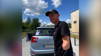 У Львові ветеран з чотирма ампутаціями знову сів за кермо авто У Львові ветеран з чотирма ампутаціями знову сів за кермо авто