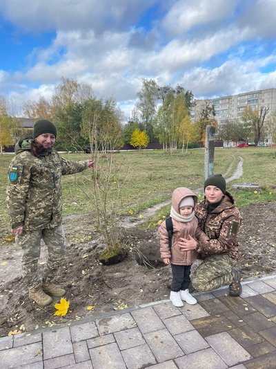 На Житомирщині в пам'ять про полеглих воїнів відбулася акція "Посаджу калину" На Житомирщині в пам'ять про полеглих воїнів відбулася акція "Посаджу калину"