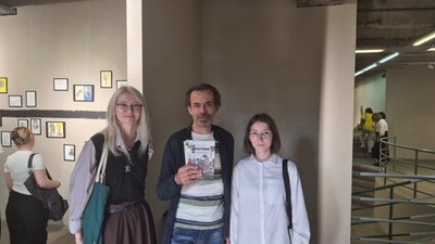 Вручення примірника збірки одному з членів жюрі та редактору Роману Трифонову