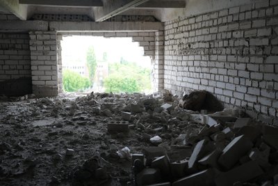 "Пробило стіну на горішньому поверсі". Херсонці про наслідки артобстрілу багатоповерхівки у Центральному районі "Пробило стіну на горішньому поверсі". Херсонці про наслідки артобстрілу багатоповерхівки у Центральному районі