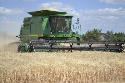 Фермери збирають ячмінь — на Миколаївщині почалися жнива Фермери збирають ячмінь — на Миколаївщині почалися жнива
