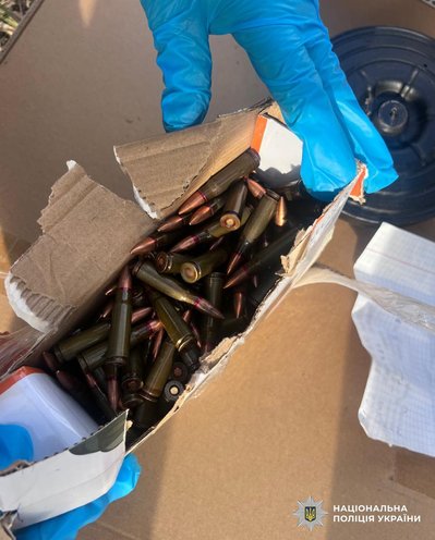 На Житомирщині поліцейські затримали чоловіка під час продажу боєприпасів і гранати На Житомирщині поліцейські затримали чоловіка під час продажу боєприпасів і гранати