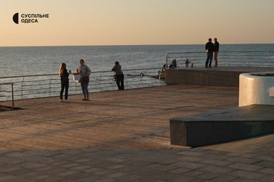 "Світанок лікує": одесити та гості міста зустрічають сонце на узбережжі "Світанок лікує": одесити та гості міста зустрічають сонце на узбережжі