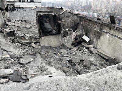 дрон влучив у дах будинку в Одесі 1 січня дрон влучив у дах будинку в Одесі 1 січня