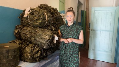 Кожен 10-й з села плете: волонтерки ініціативної групи "Бджілка" з Олбина на Чернігівщині, сплели 100 маскувальних сіток Кожен 10-й з села плете: волонтерки ініціативної групи "Бджілка" з Олбина на Чернігівщині, сплели 100 маскувальних сіток