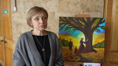 "Картини довершені, тому що намальовані серцем": у Хмельницькому працює виставка на підтримку жінок загиблих воїнів