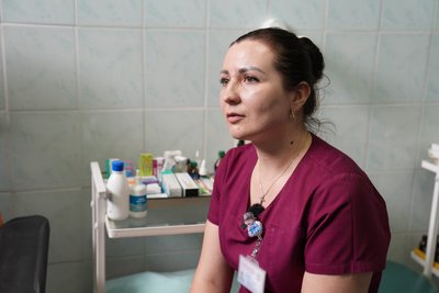 «Вдома небо синіше»: медична сестра херсонської лікарні про життя в Херсоні та Незалежність «Вдома небо синіше»: медична сестра херсонської лікарні про життя в Херсоні та Незалежність