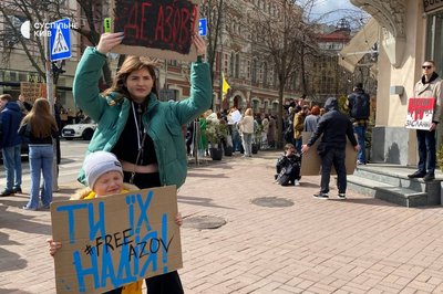 "Вони чекають щомити на волю": у Києві відбулася акція "Не мовчи, полон вбиває" "Вони чекають щомити на волю": у Києві відбулася акція "Не мовчи, полон вбиває"