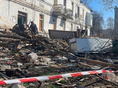 "Дощі йдуть, нам дах не накрили". Мешканці пошкоджених ударом РФ двоповерхівок у Сумах просять відремонтувати покрівлю