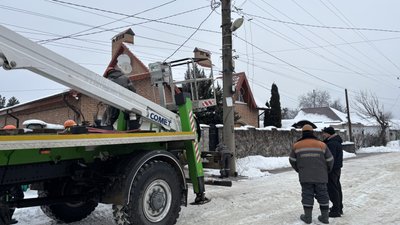 Комунальники на місці влучання "Шахеда" в Чугуєві Комунальники на місці влучання "Шахеда" в Чугуєві